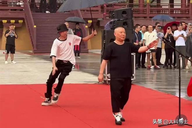 贤给其打伞派头足岳云鹏地位不一般开元棋牌郭德纲现身乐陵影视城秦霄(图5)