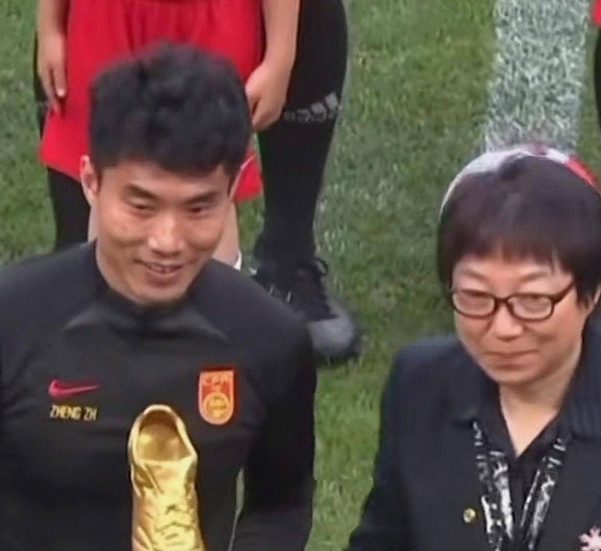 这套房子不靠夸张材料取胜靠把日常打理到发光干净到能映出灯具的轮廓开元棋牌46岁秦岚的豪宅爆了全屋精致温暖一尘不染刚好适合两个人住(图3)